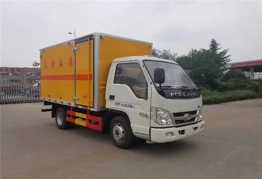 福田小卡之星3米3易燃液體廂式運輸車 額載1.065噸