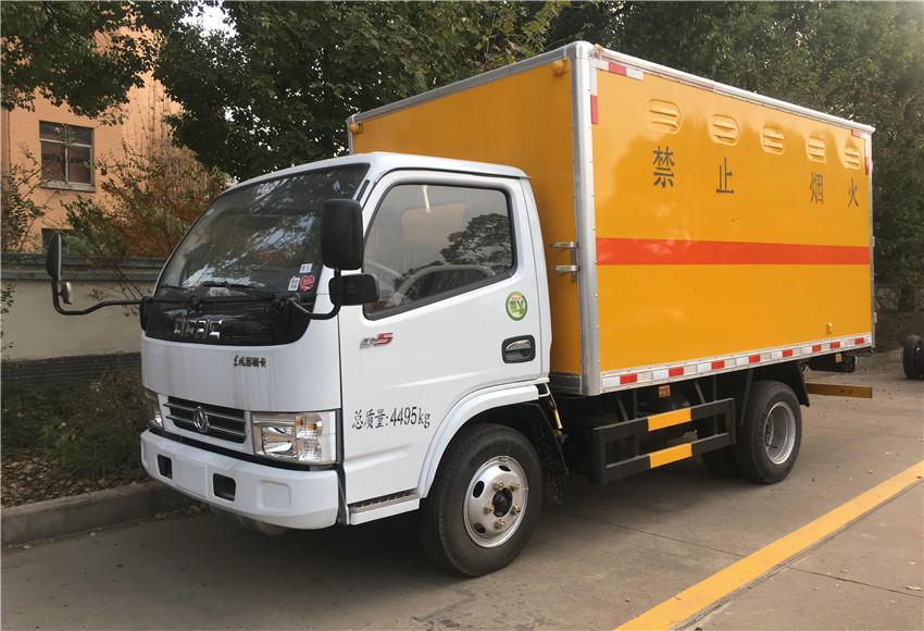 東風3米4易燃液體廂式運輸車 額載1.495噸